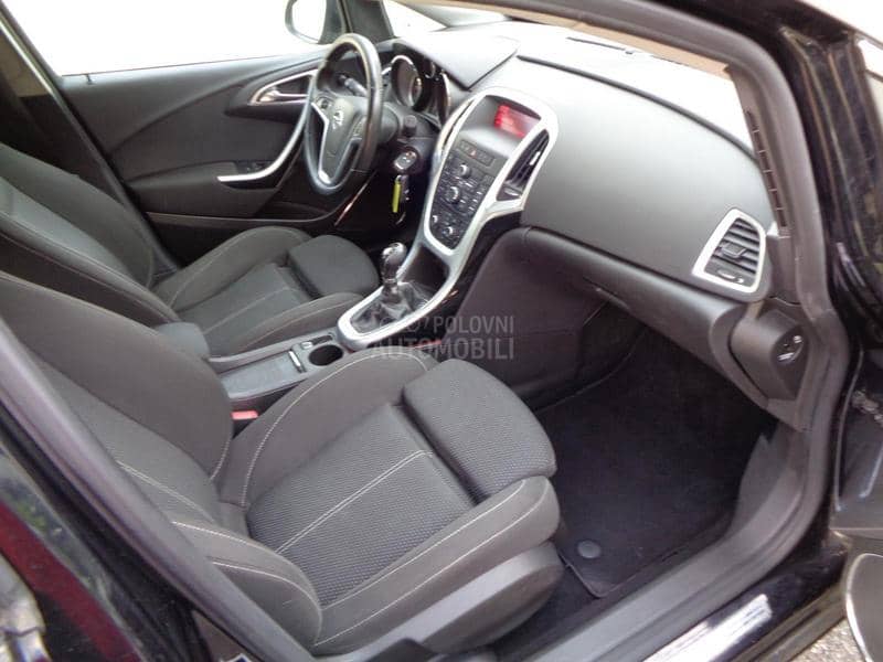 Opel Astra J 2.0d 2011. god. -  kompletan auto u delovima