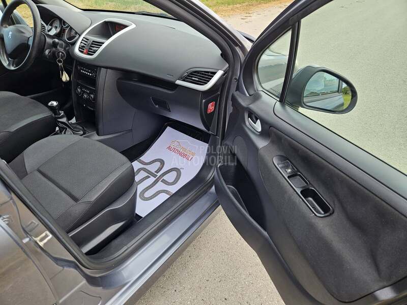 Peugeot 207 8.V P.E.U.G.E.O.T