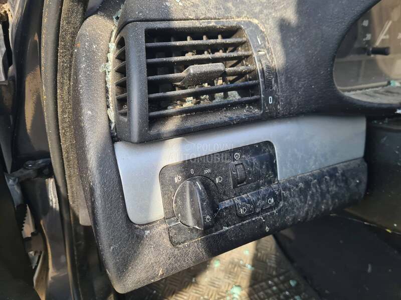 BMW 318 2002. god. -  kompletan auto u delovima