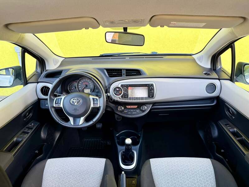 Toyota Yaris 1.0/FABRIČKO STANJE