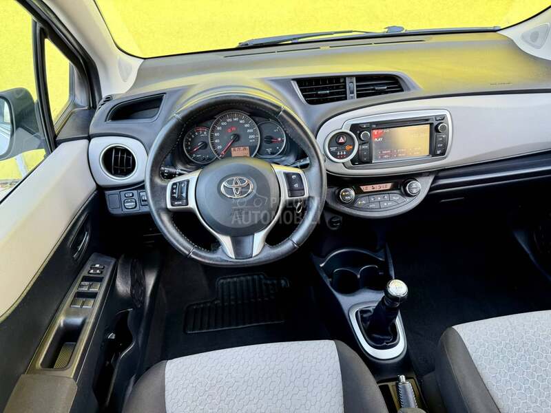 Toyota Yaris 1.0/FABRIČKO STANJE
