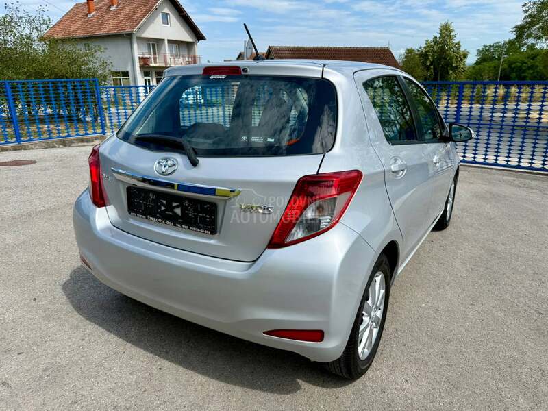 Toyota Yaris 1.0/FABRIČKO STANJE