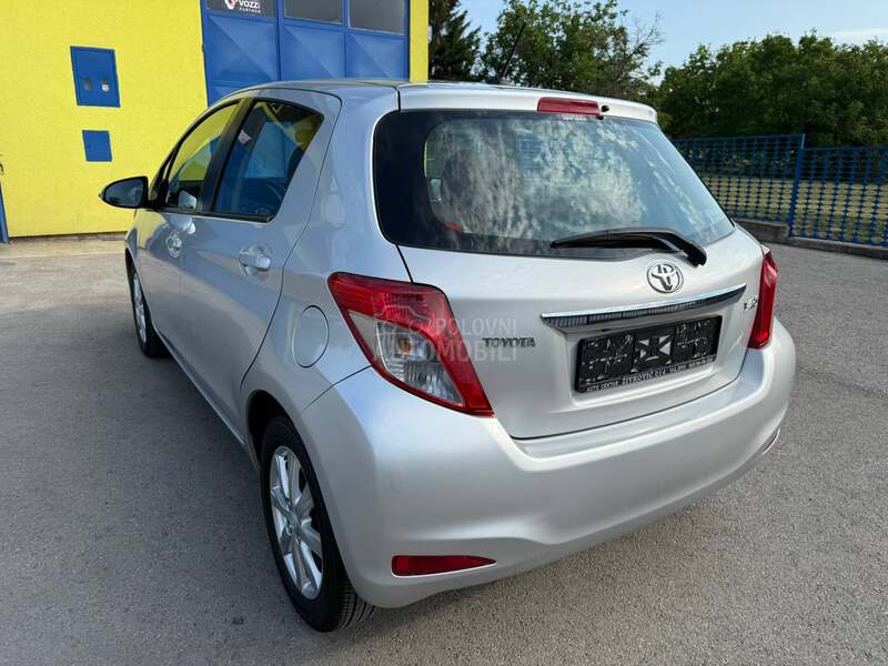 Toyota Yaris 1.0/FABRIČKO STANJE