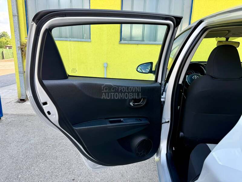 Toyota Yaris 1.0/FABRIČKO STANJE