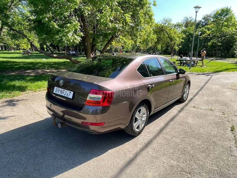 Škoda Octavia 1.6tdi kož nawi senz