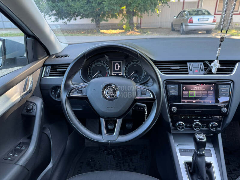 Škoda Octavia Media/Led