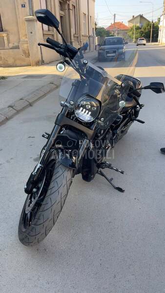 Harley Davidson v road night road