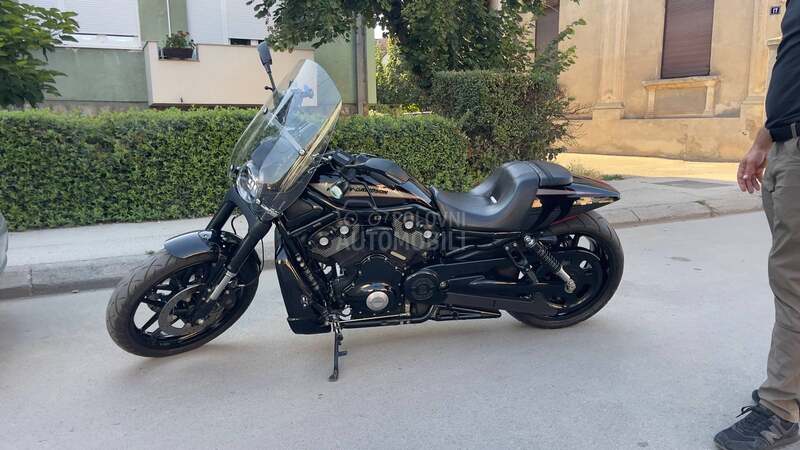 Harley Davidson v road night road