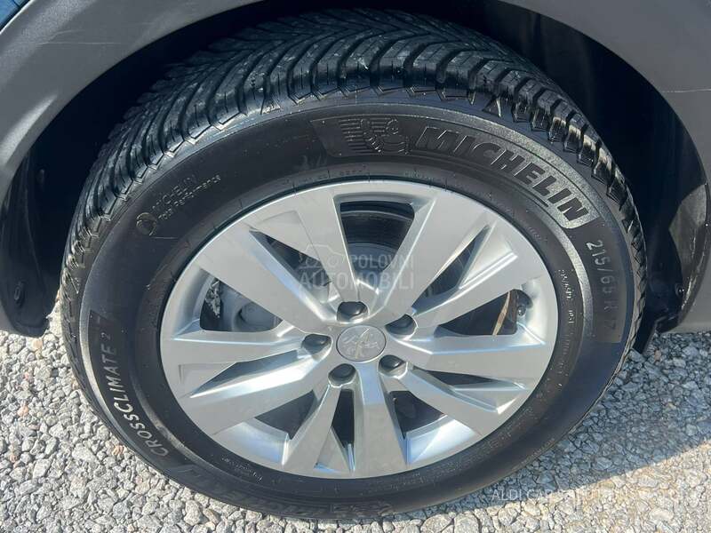 Peugeot 3008 1.2 EAT8 STYLE