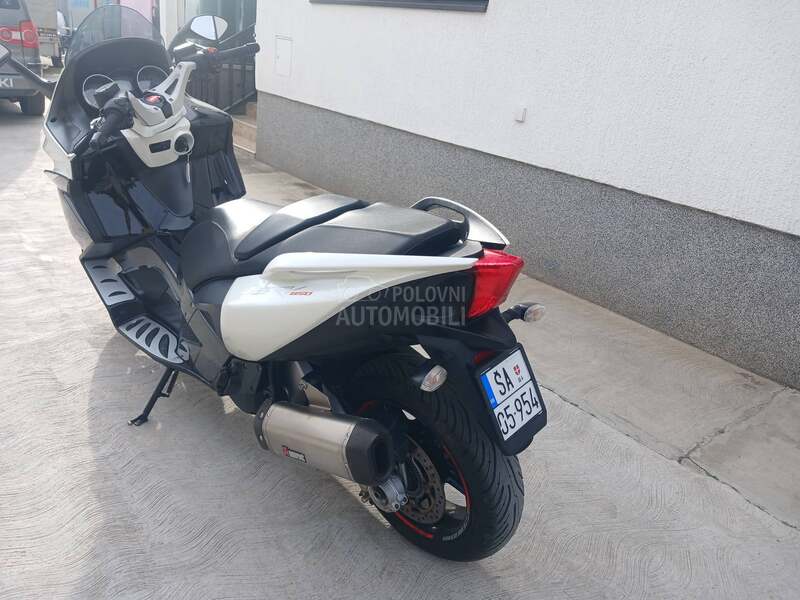 Aprilia SRV 850