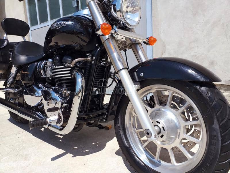 Triumph America 900