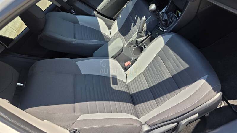 Toyota Auris 1.6 D4D Perla