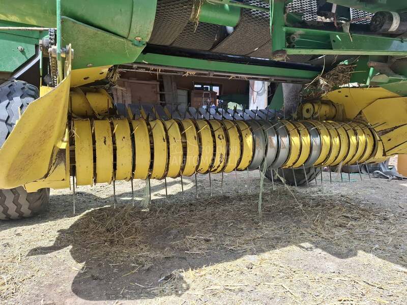 John Deere 572