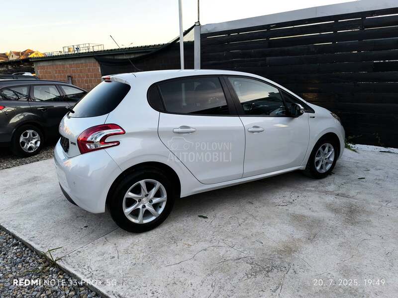 Peugeot 208 1.2 b