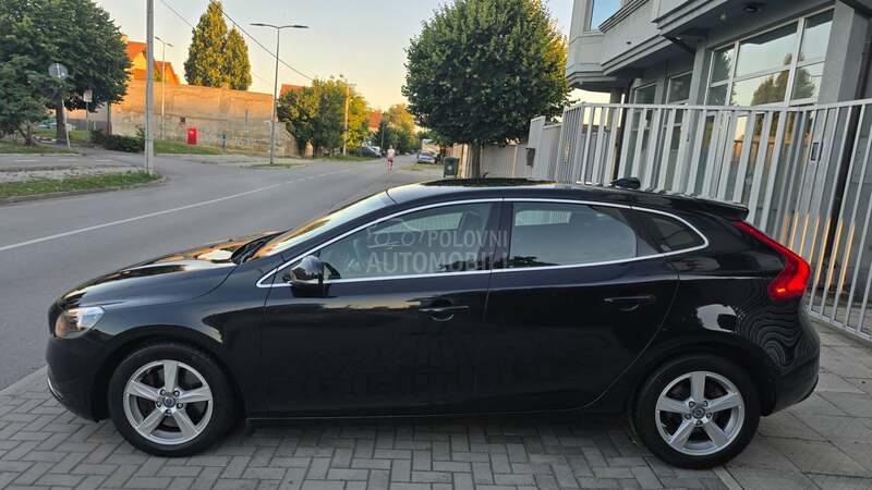 Volvo V40 2.0 D4 MOMENTUM