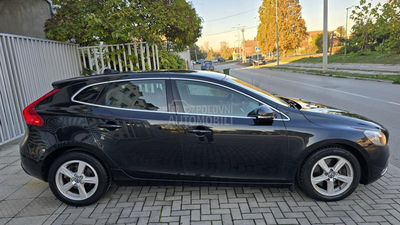 Volvo V40 2.0 D4 MOMENTUM
