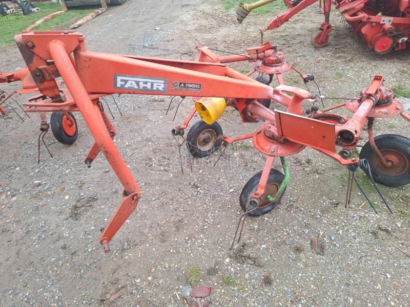 Kuhn Rastresaci vise komada