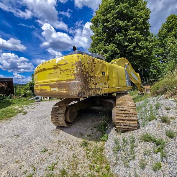 New Holland Kobelco E215