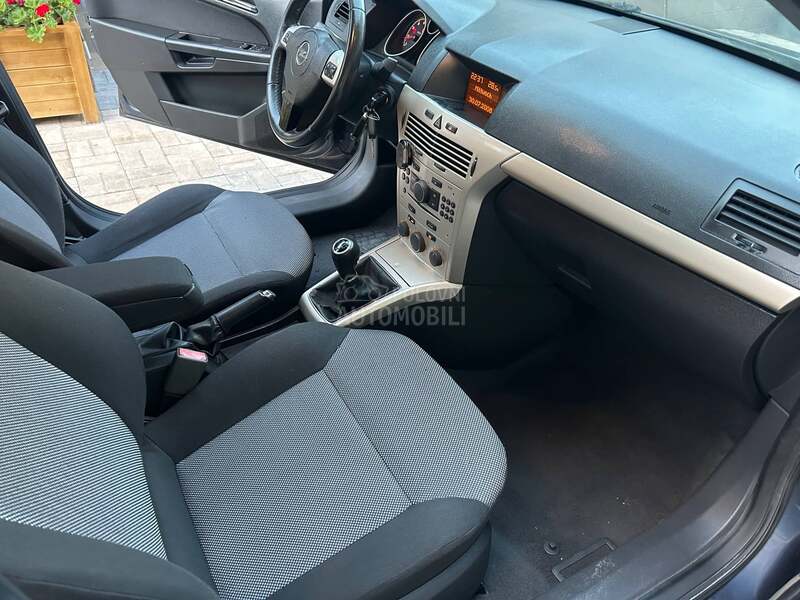 Opel Astra H 1.6 NOV