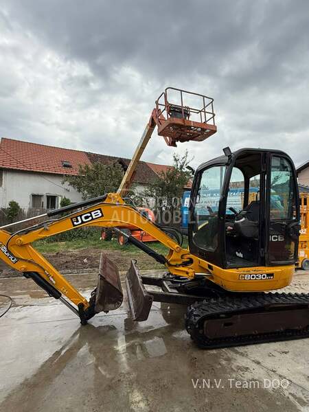 JCB 8030 tri kasike