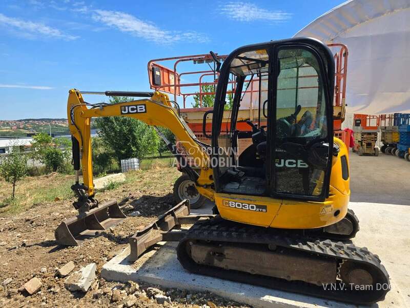 JCB 8030 tri kasike