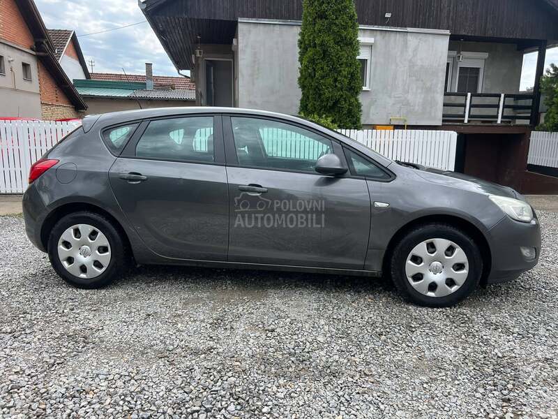 Opel Astra J 