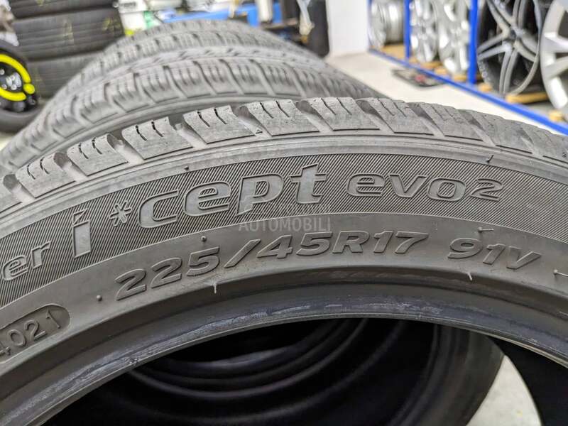 Hankook 225/45 R17 Zimska