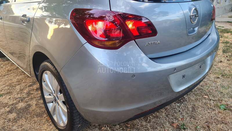 Opel Astra J 1.6Ben. Cosmo