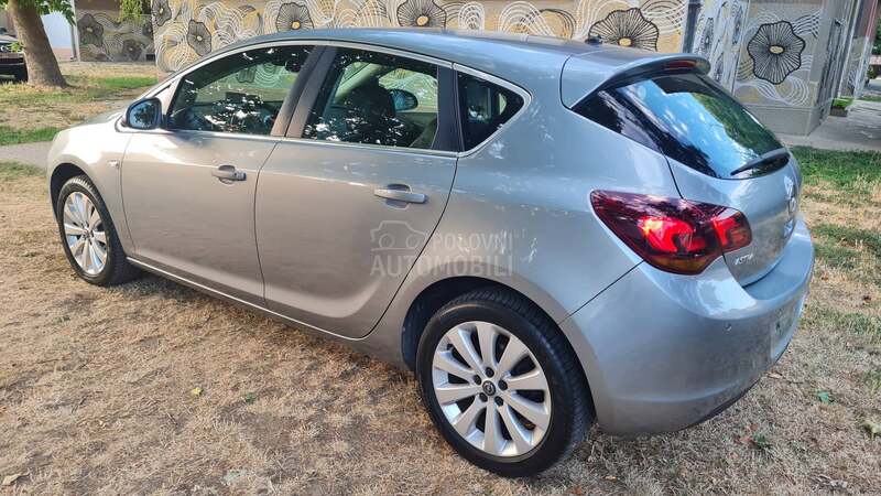 Opel Astra J 1.6Ben. Cosmo