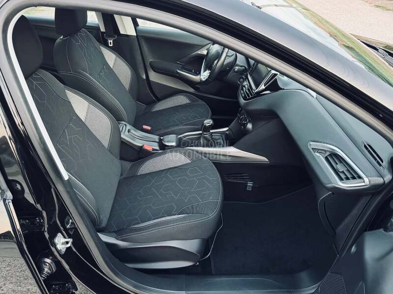 Peugeot 2008 1.2 AllURE  NOV