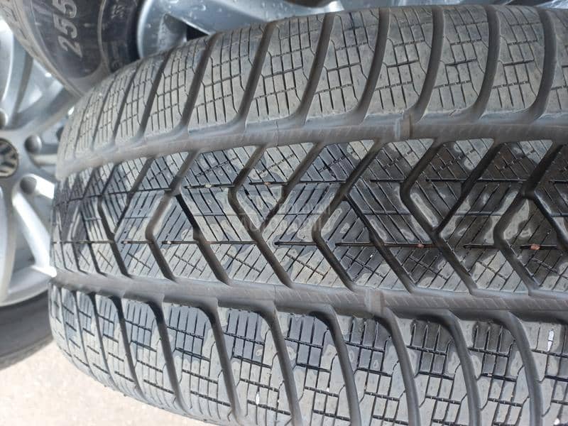 Pirelli 255/55 R18 Zimska