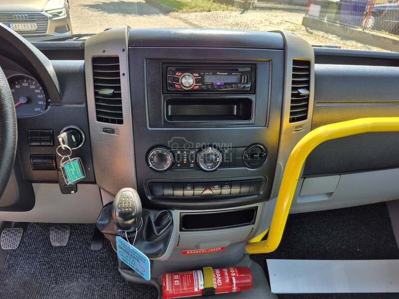 Volkswagen Crafter 2.0 TDI 9 SEDISTA KLIMA