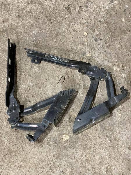 Makaze haube, nosaci