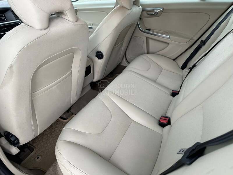 Volvo V60 1.6 D2 MOMENTUM