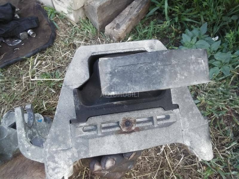 Nosac motora i menjaca