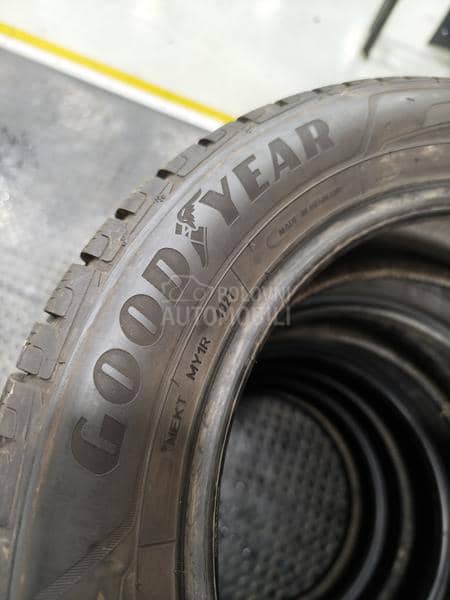 Goodyear 215/60 R17 Zimska