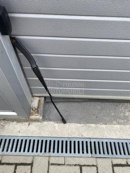 Desni nosac metlice brisaca