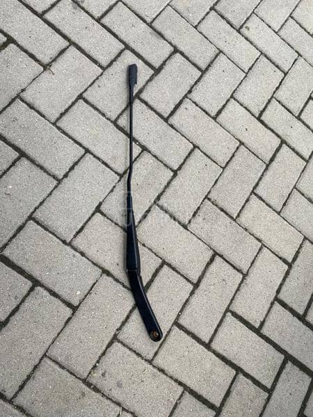 Desni nosac metlice brisaca