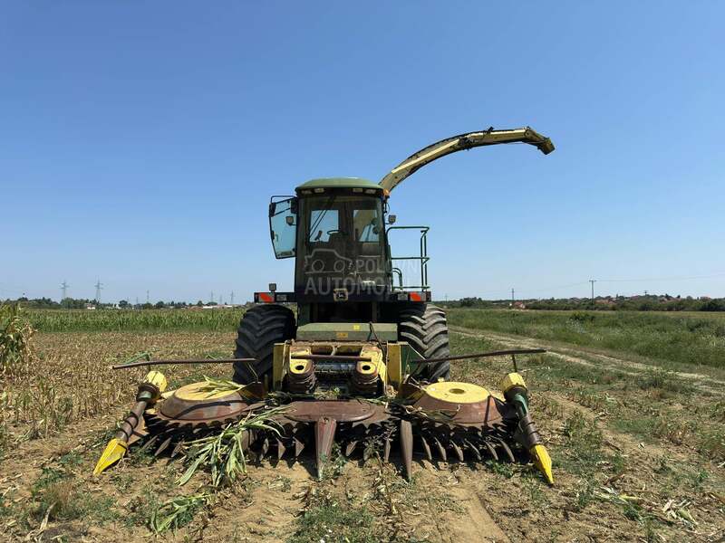 John Deere 6810