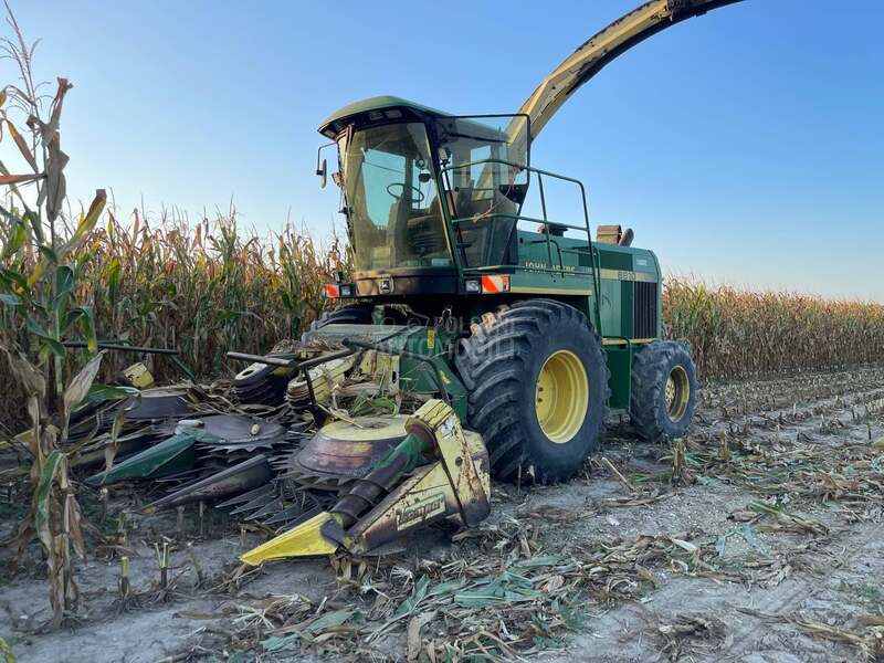 John Deere 6810