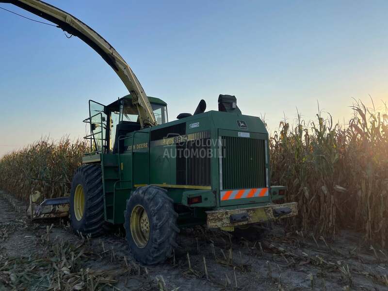 John Deere 6810