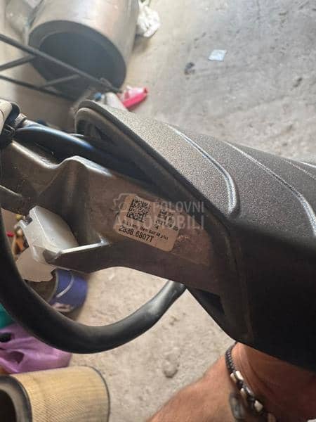 Vozacev levi retrovizor