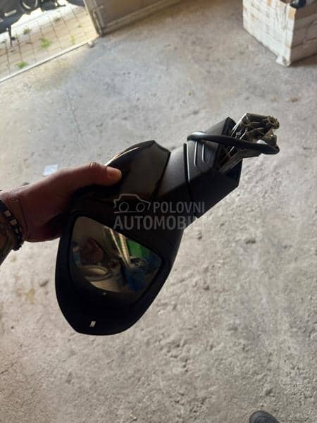 Vozacev levi retrovizor