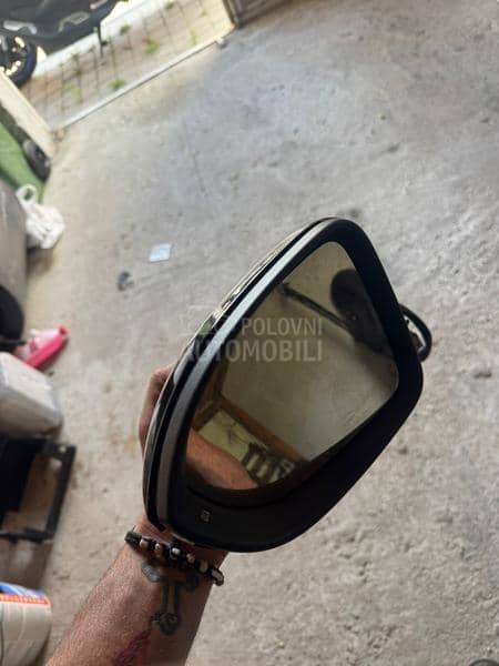 Vozacev levi retrovizor