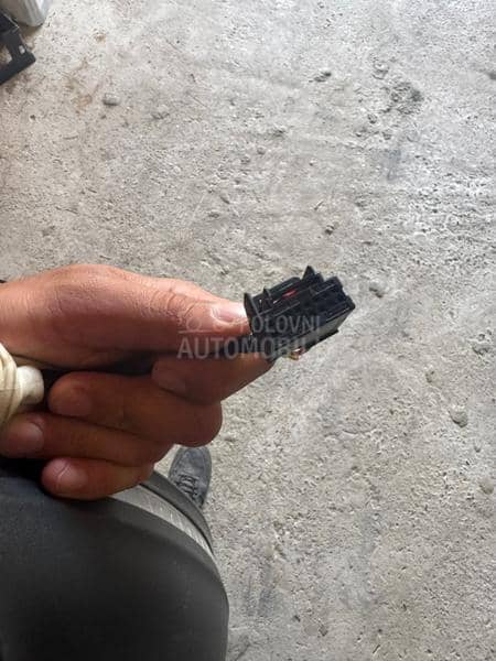 Vozacev levi retrovizor