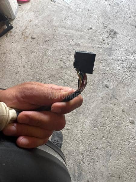 Vozacev levi retrovizor