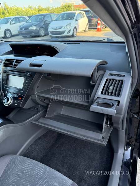 Toyota Prius + HIBRID