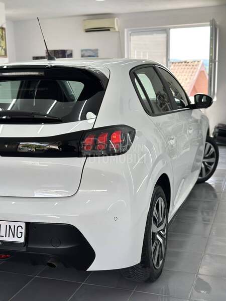 Peugeot 208 EAT8