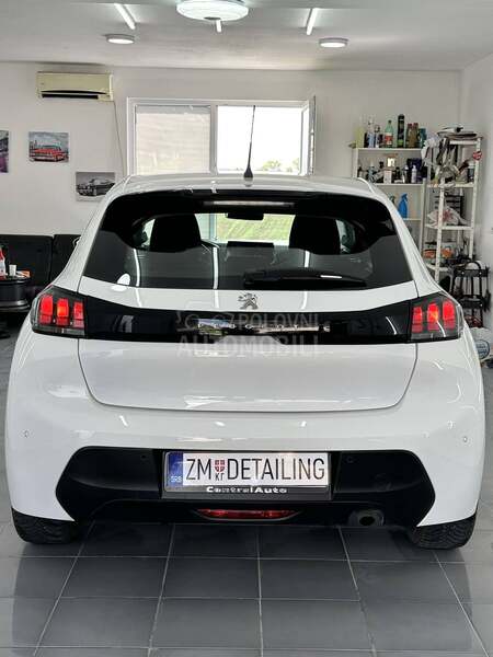 Peugeot 208 EAT8