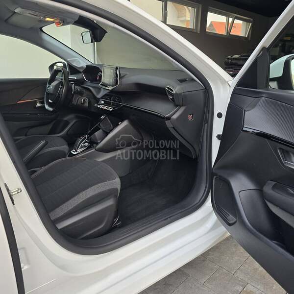 Peugeot 208 EAT8